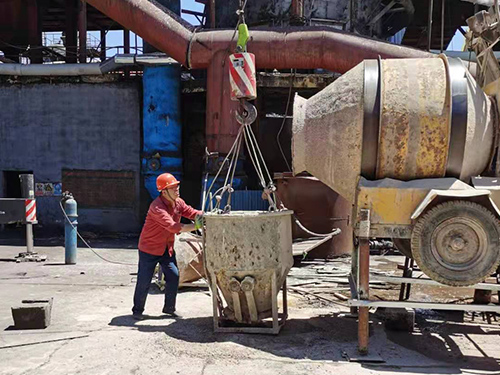 25萬噸硫鐵礦制酸裝置沸騰爐爐頂澆筑施工現場 25萬噸硫鐵礦制酸裝置沸騰爐爐頂澆筑施工現場